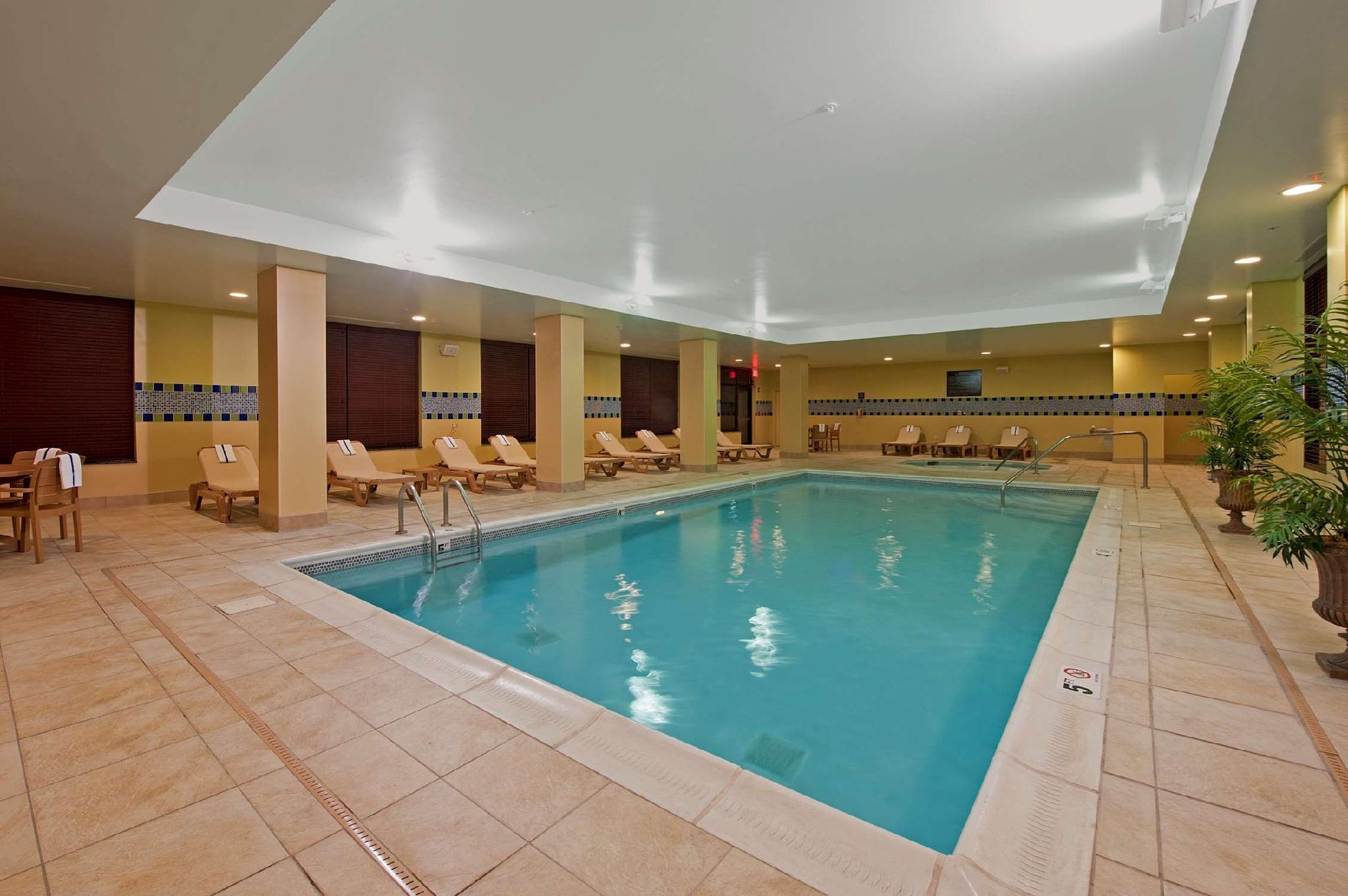 Hampton & Indianapolis-airport Hotel 3*