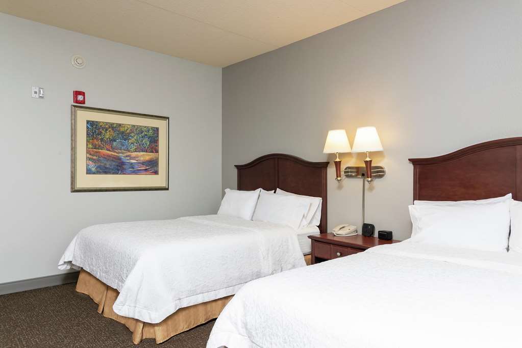 Hampton & Indianapolis-airport Hotel 3*